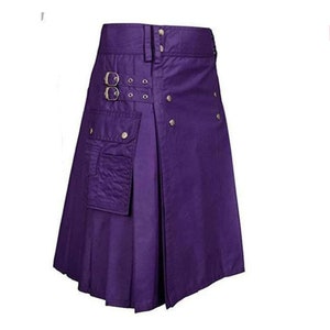 Op de afbeelding: Een paarse utility kilt met een grote cargozak aan de voorkant. De kilt heeft een gespsluiting en is geplooid.