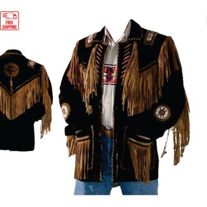 Könnte beinhalten: Eine schwarze Wildlederjacke mit braunen Fransen und Perlendetails. Die Jacke hat einen Reißverschluss und zwei Taschen.
