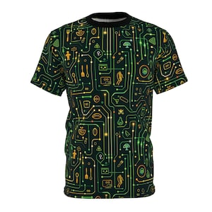 Pode incluir: Camiseta preta com um design de placa de circuito repetido em verde e dourado. O padrão inclui ícones relacionados a alimentos, como garfos, folhas e cogumelos. A camiseta tem gola redonda preta e mangas curtas.