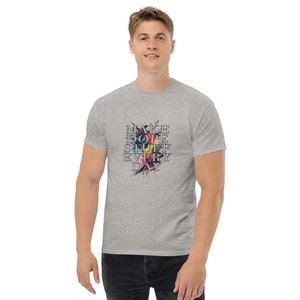 Könnte beinhalten: Ein heidefarbenes T-Shirt mit einem grafischen Druck aus bunten Farbschleudern und dem Text "MAKE DOPE STUFF EVERY DAY".