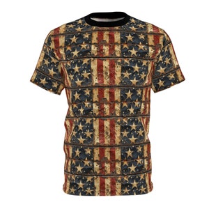 Könnte beinhalten: Ein T-Shirt mit kurzen Ärmeln und einem verwitterten Muster der amerikanischen Flagge. Die Flagge besteht aus roten, weißen und blauen Streifen mit weißen Sternen auf blauem Hintergrund. Das Shirt ist aus einem weichen, bequemen Material gefertigt und perfekt, um seinen Patriotismus zu zeigen.