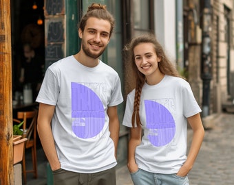 Peut inclure: Deux personnes portant des t-shirts blancs avec un motif violet qui dit "That's Good". Le motif est un cercle avec le texte à l'intérieur.