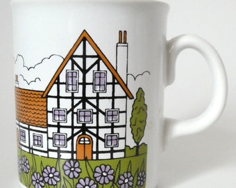 Becher made in England Motiv Landhaus, Fachwerkhaus, Landgut mit Blumenwiese, lila Blumen und Bäume, Schwarz, lila, gründ, terakotta/orange