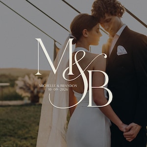 Può includere: Un design per partecipazione di nozze con il grande monogramma bianco con grazie M&B, con il testo MICHELLE & BRANDON e la data 10-09-2026 in basso. Lo sfondo mostra una coppia in abbigliamento formale in una luce soffusa.