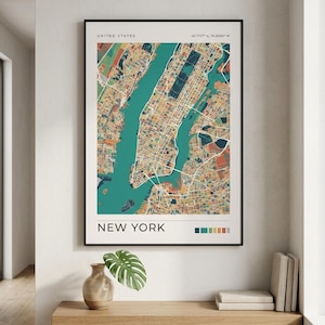 Könnte beinhalten: Ein gerahmter vertikaler Wandkunstdruck mit einer stilisierten Karte von New York City. Die Karte zeigt ein türkisfarbenes Gewässer, umgeben von einem Straßennetz in Orange-, Gelb- und Blautönen. Der Text lautet UNITED STATES, 40.7127 N, 74.0060 W und NEW YORK.