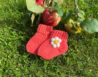Hand knitted Babys boot, baby sock, warm and soft, baby boots, baby gift , lovely socks , daisy socks , wool socks ,size 0-03