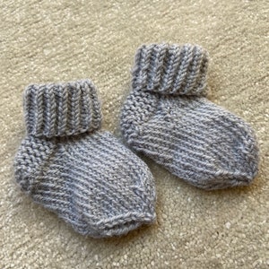 Hand knitted Babys boot, baby sock, warm and soft, unisex baby boots, size 0-03