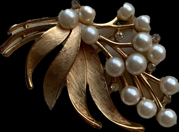 Trifari Flora spray with faux pearls and rhinesto… - image 1