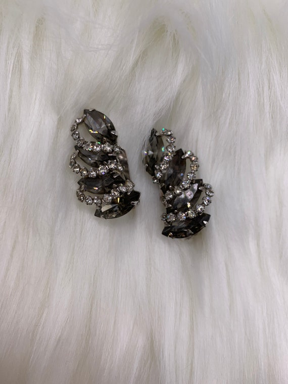 Vintage Weiss Rhinestone Clip Earrings