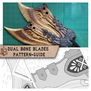 Può includere: Una guida di modelli per la creazione di lame doppie di osso, con un'illustrazione dettagliata delle lame e istruzioni per ritagliare il modello su schiuma da 0,2 mm. La guida include il testo "DUAL BONE BLADES PATTERN-GUIDE" e "CUT OUT ON 0.2 MM FOAM".