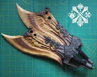 Könnte beinhalten: Eine detaillierte Nachbildung einer Waffe aus der Monster Hunter Videospielserie. Die Waffe ist aus braunen und schwarzen Materialien gefertigt und weist komplizierte Details auf. Die Waffe ist ein großes, doppelschneidiges Schwert mit einem einzigartigen Design.