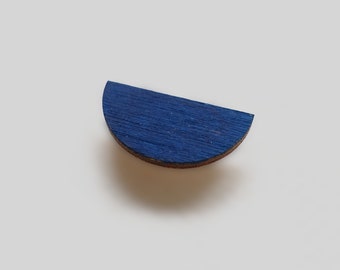 Minimalistische Brosche aus Holz · Halbkreis · geometrisch · Indigo Blau