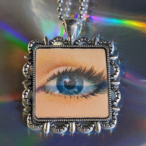 Vintage 1960s Lenticular Vari-Vue Flicker Pendant Necklace Jewelry Blinking Blue Eye Animated Optical Illusion