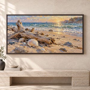 Könnte beinhalten: Ein rechteckiges gerahmtes Landschaftsgemälde, das eine Küstenszene bei Sonnenuntergang zeigt. Das Kunstwerk zeigt ein großes Stück Treibholz und mehrere Muscheln an einem Sandstrand, mit Meereswellen und Klippen im Hintergrund.