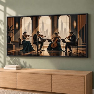 Könnte beinhalten: Ein gerahmter Wandkunstdruck, der ein Streichquartett zeigt, das in einem großen Raum mit Bogenfenstern mit Blick auf eine Skyline auftritt. Das Ensemble besteht aus zwei Geigern, einem Cellisten und einem Bratschisten in Abendgarderobe.