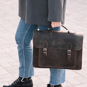 Sac d'école en cuir fait main / Sac pour ordinateur portable en cuir pleine fleur / Sac à bandoulière personnalisé / Sac cartable de travail quotidien / Cadeau pour lui et elle