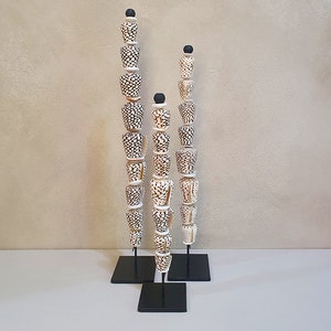 Vertical stand with shells