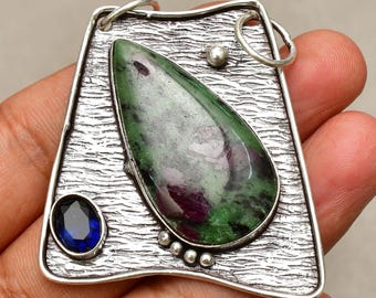 Colgante de rubí zoisita: joyería de plata de ley con detalles de zafiro.
