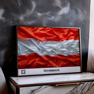 Könnte beinhalten: Ein gerahmter Druck der österreichischen Flagge, mit dem Wort "ÖSTERREICH" unter der Flagge.