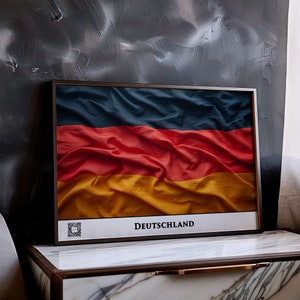 Könnte beinhalten: Ein gerahmter Druck der deutschen Flagge mit dem Wort "DEUTSCHLAND" unterhalb der Flagge.