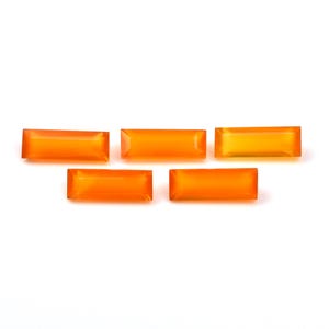 Puede incluir: Cinco gemas rectangulares de color naranja dispuestas sobre un fondo blanco. Las gemas tienen un aspecto pulido y translúcido, con un color vibrante y cálido. Las piedras probablemente se utilizan para la fabricación de joyas u otros fines decorativos.