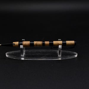 Bolígrafo artesanal de madera de olivo y ébano – Mecanismo negro mate – Regalo artesanal para hombre o mujer – Creación ecológica única