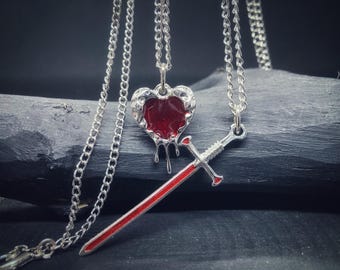 Verzilverde gotische hart- en zwaardketting: set emaille hangers