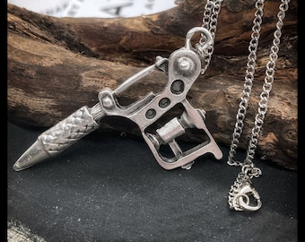 Collier machine à tatouer | Collier en plaqué argent avec mitrailleuse tatouée