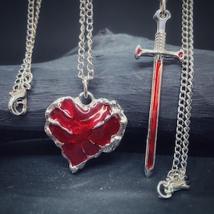 Gothic rotes Herz und Schwert Paar Halskette, der Jäger, Herz Anhänger, Schwert Halskette, Paar Geschenke, Paar Schmuck, beste Freund Geschenk