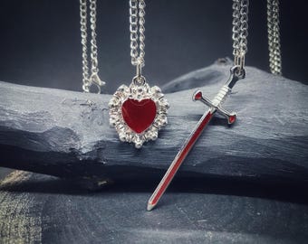 Gotische Victoriaanse ketting met hart en zwaard: verzilverde emaillen hanger