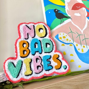 Pas de mauvaises vibrations murales, Art mural personnalisé de citation de motivation, esthétique de chambre à coucher de décor de mur, devise colorée faite à la main, décor de mur indie
