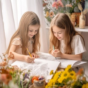 Pu&ograve; includere: Due ragazze con lunghi capelli biondi sono sedute a un tavolo, concentrate a colorare una grande illustrazione floreale in un libro da colorare. Stanno usando matite colorate. Il tavolo &egrave; circondato da fiori.