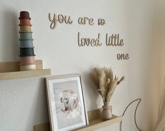 Tu es tellement aimé petit dicton en bois, panneau en bois, chambre d'enfant, chambre de bébé, décoration murale, tatouage mural