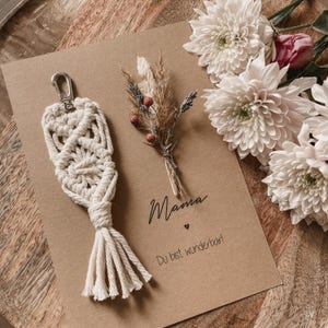 Carte de voeux avec porte-clés et fleurs séchées