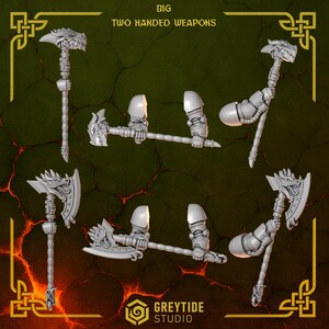 Może przedstawiać: Kolekcja szarych, dwuręcznych broni, w tym toporów i młotów, z motywami smoków. Obraz zawiera tekst "BIG TWO HANDED WEAPONS" i logo GreyTide Studio. Broń jest prezentowana na ciemnozielonym i pomarańczowym tle.