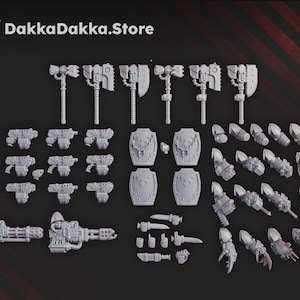 Könnte beinhalten: Eine Sammlung grauer Miniaturwaffen und Schilde, darunter Äxte, Waffen, Schilde und Klingen. Das Bild zeigt auch den Text "DakkaDakka.Store" in Weiß.