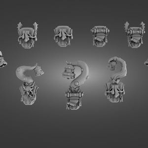 Op de afbeelding: Een set van negen 3D-geprinte miniatuurmodellen van sierlijke, decoratieve wandkandelaars. De kandelaars hebben verschillende ontwerpen, waaronder rollen, bellen en een vraagteken.