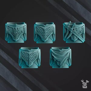 Puede incluir: Seis piezas de pecho en miniatura de plástico impresas en 3D para juegos de rol de mesa. Las piezas de pecho son de color azul verdoso y presentan diferentes diseños, incluyendo cota de malla, una capa y un símbolo.