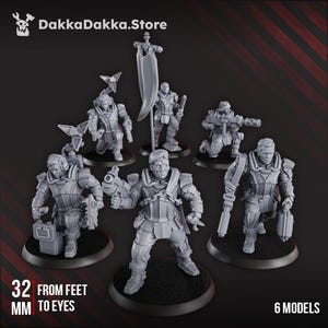 Puede incluir: Se muestran seis modelos en miniatura grises de soldados futuristas. Cada figura tiene una pose diferente, algunas arrodilladas o de pie con armas y equipo. El texto "32 mm from feet to eyes" y "6 models" es visible.