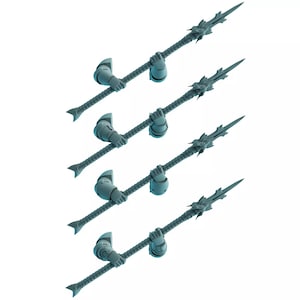 Puede incluir: Cuatro modelos en miniatura de plástico de un arma de fantasía, una lanza con una punta afilada y un diseño decorativo. Las lanzas están en diferentes posiciones, mostrando el arma desde diferentes ángulos.