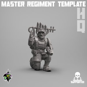 Op de afbeelding: Een grijs plastic miniatuurfiguur van een knielende soldaat met een wapen en een apparaat op zijn rug. De soldaat draagt een helm en heeft een vastberaden uitdrukking op zijn gezicht. De miniatuur is gelabeld met "HQ" en "SUPPORTED".