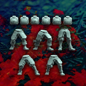 Puede incluir: Un conjunto de ocho figuras en miniatura de pl&aacute;stico gris de caballeros con armadura. Las figuras est&aacute;n en varias poses, algunas de pie y otras de rodillas. Las figuras llevan todas cascos y armaduras, y algunas sostienen espadas o escudos.