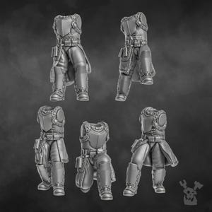 Może przedstawiać: Pięć szarych plastikowych figurek miniaturowych wojowników w zbrojach i z bronią. Figurki są ustawione w różnych pozach i gotowe do walki.