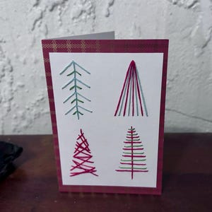 Tarjeta navideña bordada en blanco