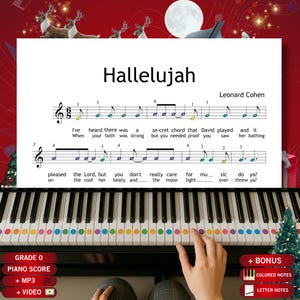Może przedstawiać: Klawiatura fortepianu z kolorowymi naklejkami na klawiszach, wyświetlająca nuty do utworu "Hallelujah" Leonarda Cohena. Nuty wyświetlane są na białym tle z tytułem "Hallelujah" u góry. W tle choinka i renifery.