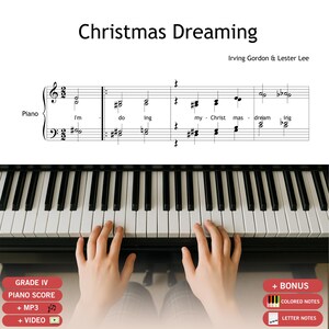 Pode incluir: Partitura de piano para "Christmas Dreaming" de Irving Gordon & Lester Lee. A partitura é exibida acima de um teclado de piano, com as mãos tocando as teclas. Inclui notas coloridas e notas com letras.