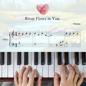 Puede incluir: Un teclado de piano con teclas negras y blancas, con manos tocando las teclas. La partitura de "River Flows in You" de Yiruma está encima del teclado, con un gráfico de corazón rojo. El fondo presenta un paisaje.