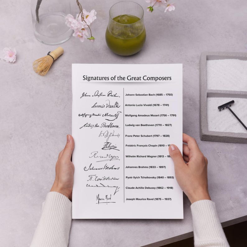 Peut inclure: Une feuille de papier blanche avec le titre "Signatures des Grands Compositeurs" et les signatures de compositeurs c&eacute;l&egrave;bres. La feuille est tenue par une personne. Un verre de liquide vert, un fouet et des fleurs sont en arri&egrave;re-plan.