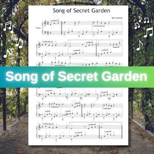 Può includere: Spartito per pianoforte intitolato "Song of Secret Garden" di Rolf Lovland. La musica è visualizzata su uno sfondo bianco con note e simboli neri. Il titolo è visualizzato anche in grandi lettere bianche luminose su uno striscione sfumato verde e blu.