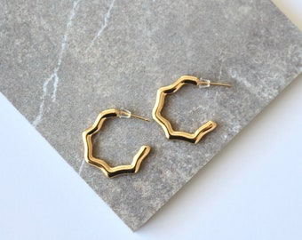 Pendientes de medio aro de onda chapados en oro de 18k / Pendientes de oro / Pendientes minimalistas / Aros de oro / Pendientes de oro / Pendiente de oro simple / Aros de perno